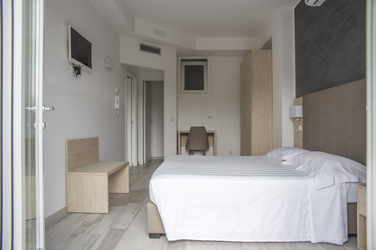 Rooms A Due Passi Dal Mare 雷卡纳蒂港 外观 照片
